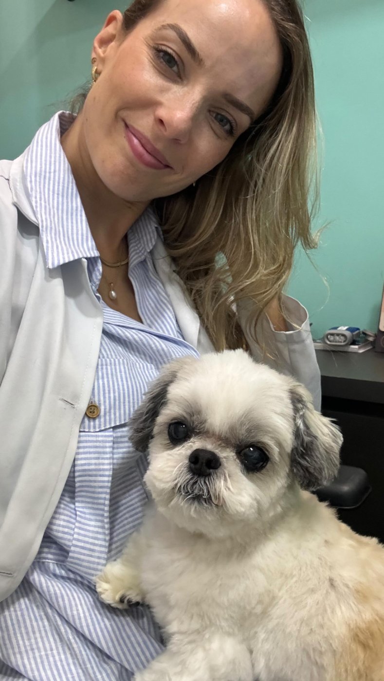 Dra. Teresa com um shih-tzu no colo