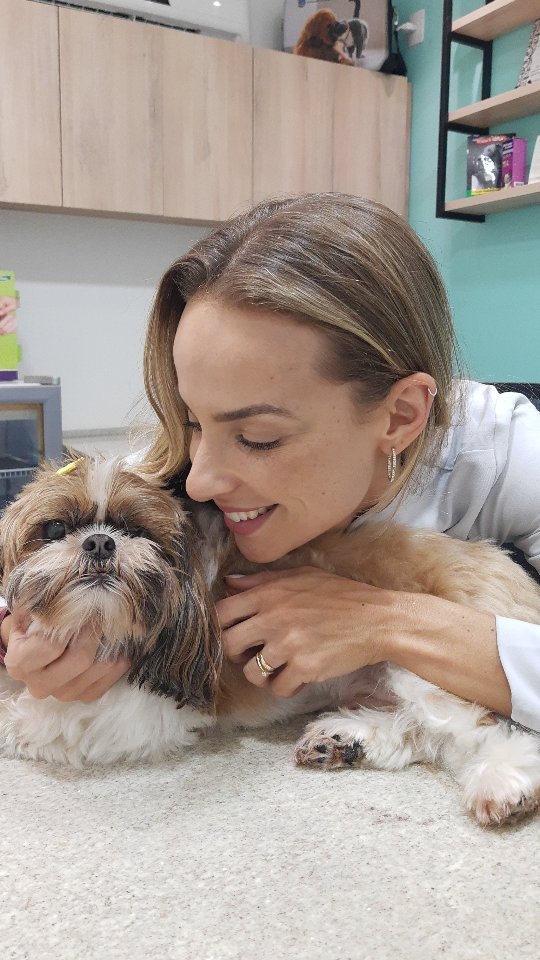 Dra. Teresa abraçando um shih-tzu na All Pets Floripa